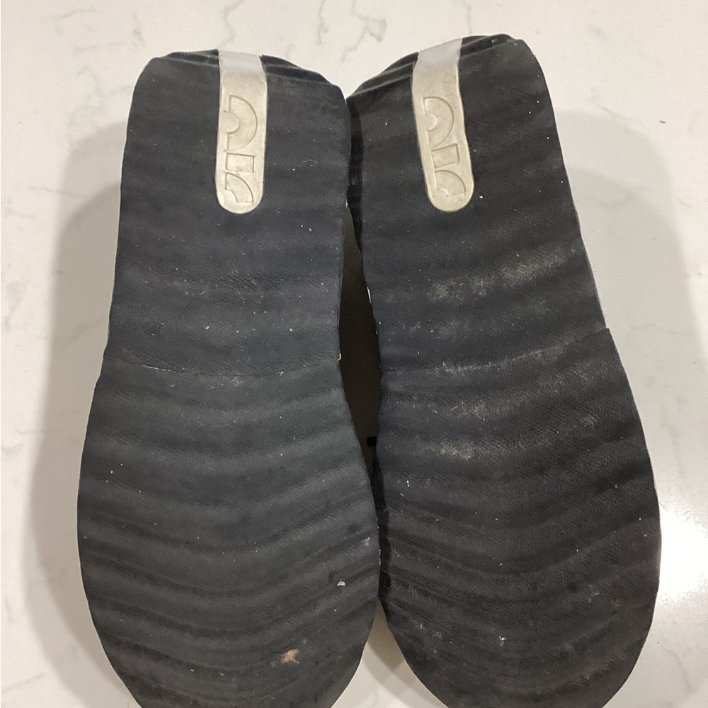 Nike Black and White Athletic Shoes Sleek Design - Picture 5 of 6